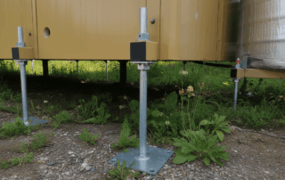 Firefly_Gemini Flash_zoom-ın on the footıngs 308614-min